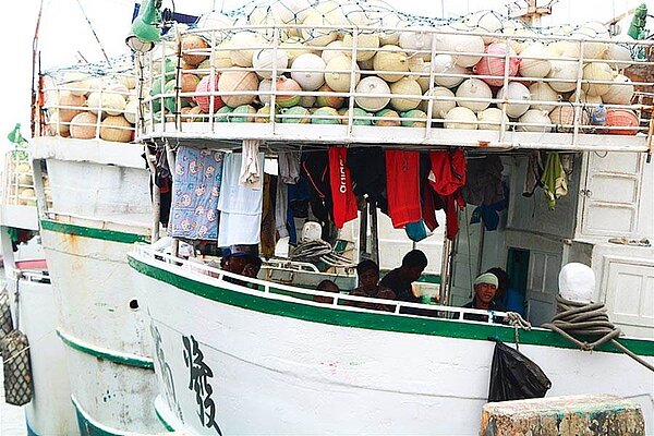 疫情指揮中心副指揮官陳宗彥昨表示,根據過往經驗,每逢5、6月都會有兩大波遠洋漁船返國,今年估計有2000至3000名船員,目前已與船公司、船商聯繫,要求漁業署就陸上、船上進行居家檢疫研擬,做好1人一室的檢疫規畫。(中時電子報資料照片)