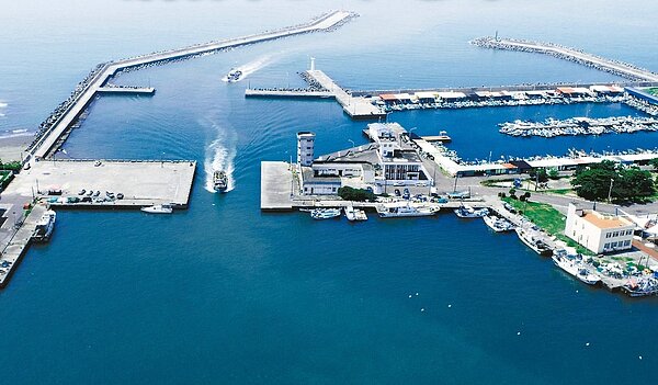 高雄梓官區蚵仔寮漁港碼頭及景觀改善工程完成後，漁港功能更完善。 圖／立委邱志偉服務處提供
