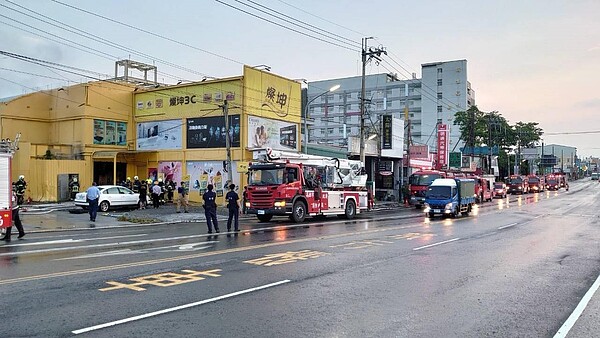 火警發生時大雨已停,地面仍濕,起火點距離旗山醫院(右側白色建築物)不遠,大批警義消投入救援。記者徐白櫻/翻攝