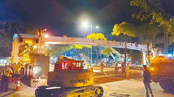 陸橋已逐漸不合時宜,新北市府逐步檢討拆除,圖為有24年歷史的清水陸橋,目前已拆除完畢。(新北市工務局提供/葉德正新北傳真)