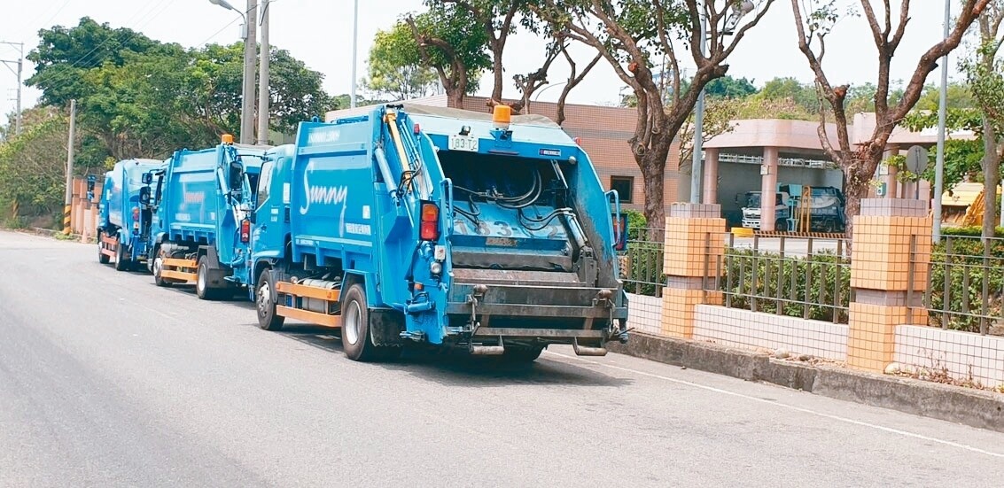 因文山焚化廠破管,后里焚化廠昨天中午仍有許多垃圾車在廠內外排隊倒垃圾。 記者游振昇/攝影