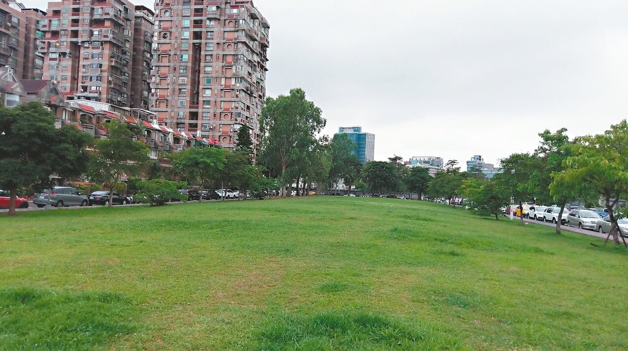 北市民生社區的松榮公園現況是一公頃左右的草地,將開闢成鄰里公園,進駐長者與兒童遊憩設施,但有居民主張難得的草地種樹就好。 記者鄭朝陽/攝影