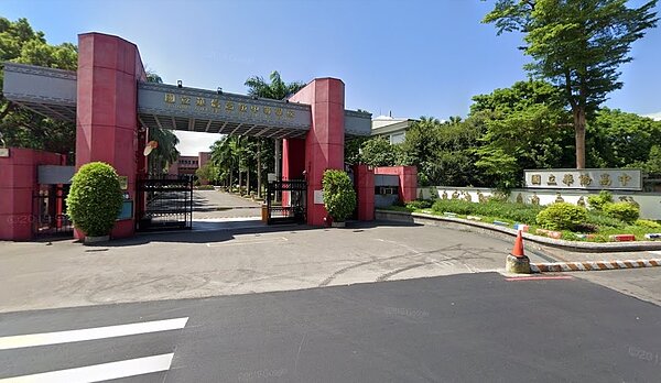 會考期間為方便接送,新北市交通局宣布,17所高中考場外紅黃線、人行道將開放停車。圖為華僑高中/翻攝Google Maps