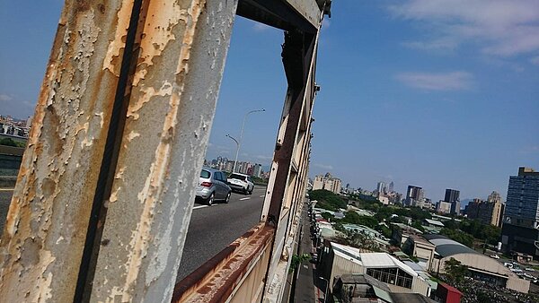 無黨籍市議員陳建銘披露,台北市主要道路的新生高架、市民高架多達33處隔音牆出現鏽蝕,擔心恐衍生公安疑慮。圖/市議員陳建銘辦公室提供