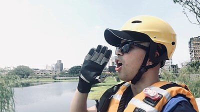 遇到溺水事件不要驚慌,第一步大聲呼救救吸引旁人注意來幫忙。圖/台中市政府消防局提供