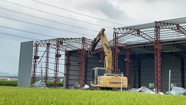 違建工廠拆除作業。圖/台中市都發局提供