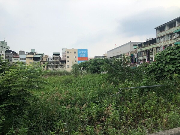 南投市前台汽客運南投站土地閒置多年，整滿雜草、樹木，10多年來只罰1200元，環保局要求地主改善，否則連續處法。記者江良誠／攝影
