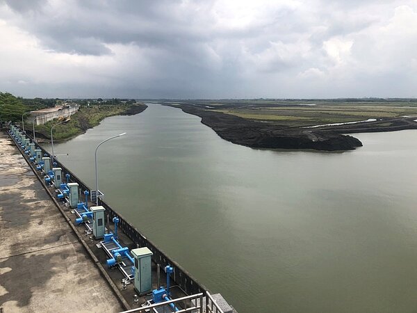 高屏溪上游降雨量不小，高屏攔河堰水位已有回升。圖／南區水資源局提供