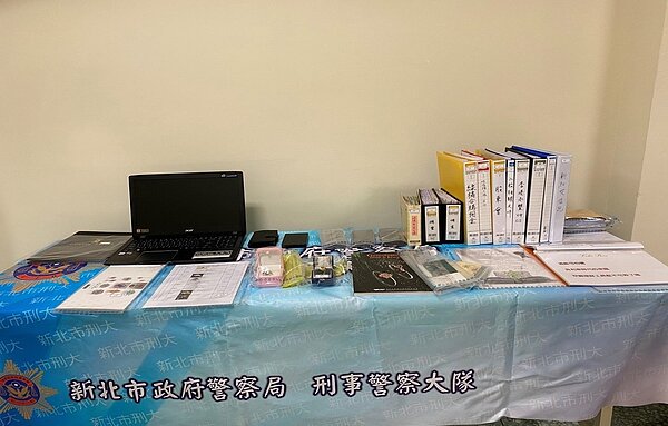 新北地檢指揮刑大偵辦,上月7日逮捕蘇怡、李莊等8人,並查扣鑽石耳環、鑽石墜子、帳冊、投資人合約、投資文宣等物。圖/警方提供