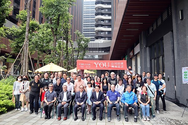 宏盛建設攜手淡江大學啟動「CSR+USR+YOU公司田溪護溪宣言」,從種一棵樹、護一條溪開始跨出第一步,守住我們的未來;前排左起第三位為宏盛建設董事長林新欽、左起第四位為淡江大學學術副校長何啟東。(宏盛建設提供)