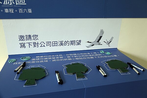 未來宏盛建設會持續在「海洋都心」1.3Lab商店街空間邀請大家寫下對公司田溪的期望。(宏盛建設提供)