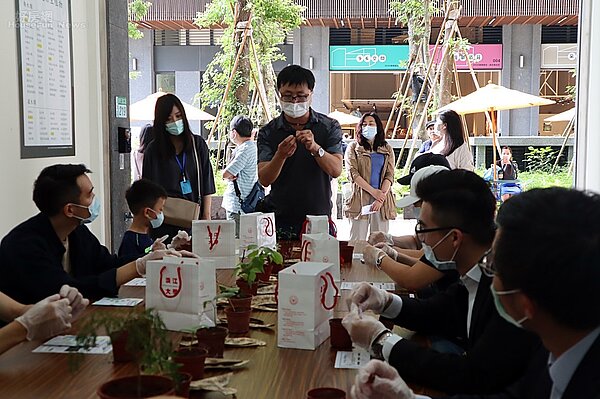 活動當天吸引不少關心淡水的民眾參與,約定在心中一起種下守護公司田溪的種子。(宏盛建設提供)