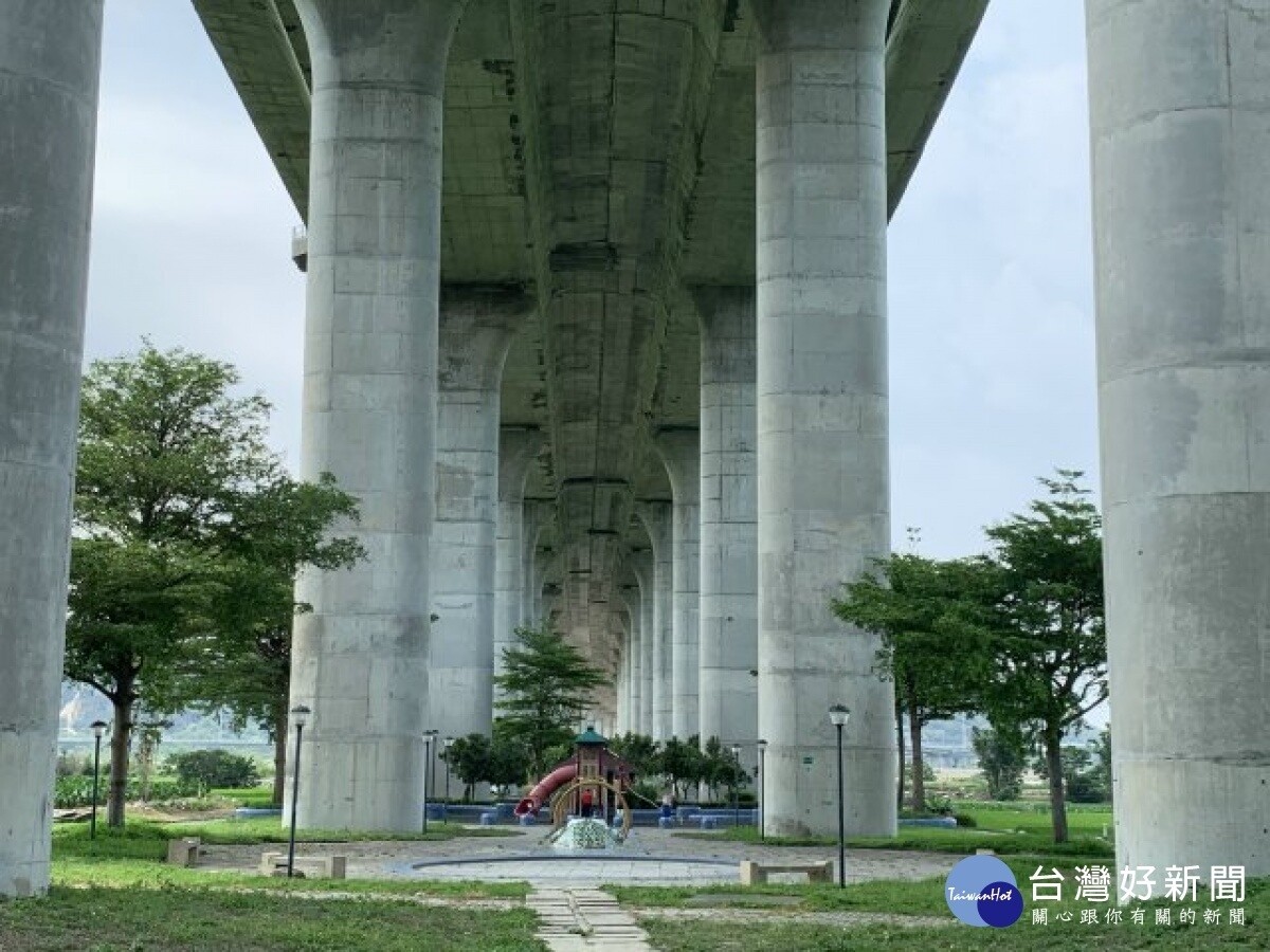 外埔鄉公所在水美村段中二高橋墩下興建生態園區