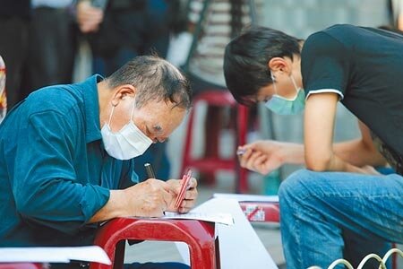 行政院擴大紓困方案上路8日進入第三天,新北市三重區公所依舊大排長龍,許多有需求的民眾前來申請。(杜宜諳攝)