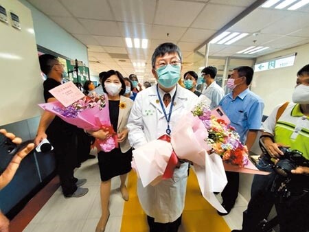 台大雲林分院長黃瑞仁（拿花束者男）與雲林縣長張麗善（左）12日代表進入病房，向即將出院的母女檔祝賀重生。（周麗蘭攝）