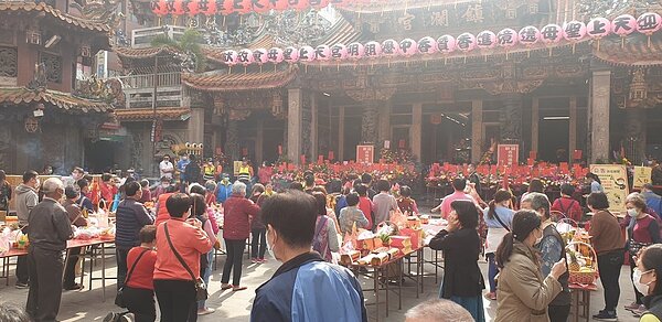 國內新冠肺炎疫情逐漸趨緩,指揮中心表示現在有討論,初期預計優先開放地區性小規模遶境,小規模遶境,可掌握參與對象,落實身體健康自我管理,但大甲鎮瀾宮遶境規模大、不特定對象太多,仍待討論。圖為大甲鎮瀾宮上個月舉行媽祖祝壽大典,讓多數信徒在廣場參拜。 報系資料照/記者游振昇攝影