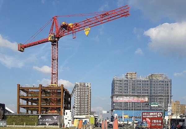 建築工程最常見的巨大鋼鐵伸臂,是一種固定式起重機,勞檢處指出,此類的重機動輒吊起數百斤的營建材料,使用時必須在機身標示荷重淨值,並禁止搭乘或吊升勞工從事作業。圖/新北勞工局提供