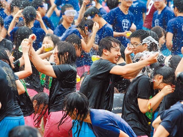 台北市內湖高中每年畢業生最期待的「水球戰」，今年因新冠肺炎疫情宣布暫停。圖／中時報系資料照