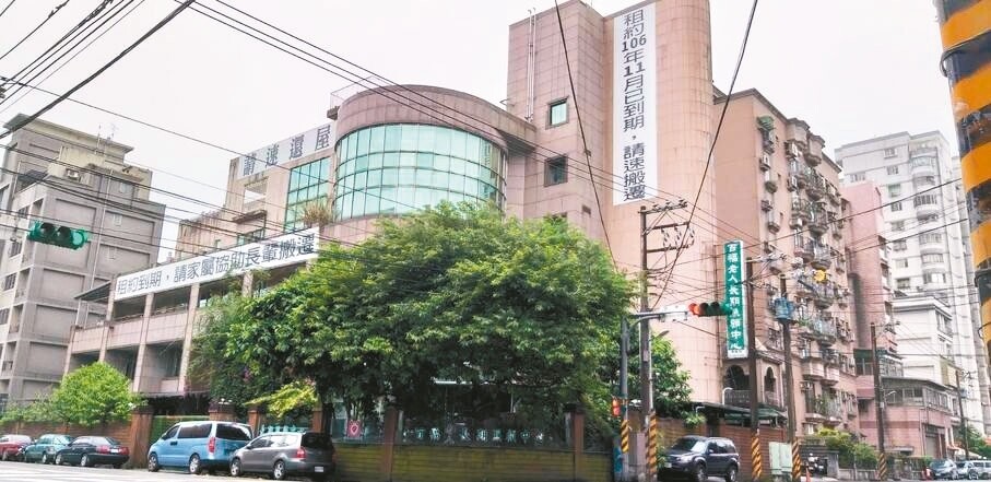 基隆市百安、百福長照中心業者與房東發生租賃糾紛，房東在外牆懸掛「請速還屋」、「請家屬協助長輩搬遷」等看板。 記者邱瑞杰／攝影