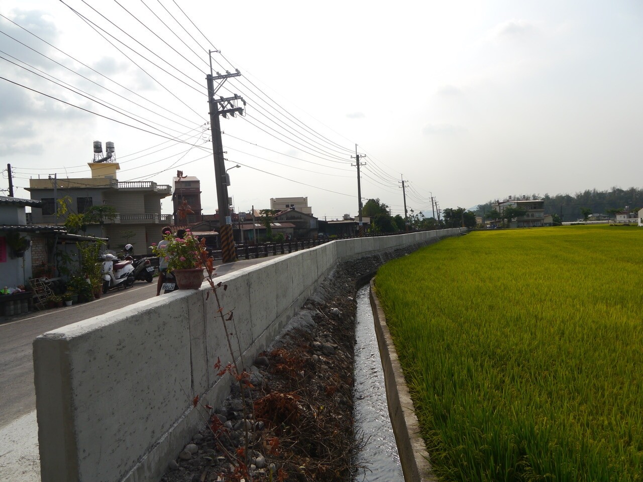 社區長輩認為，水泥護欄替水圳旁道路築起防護牆，這樣通行比較安全。記者徐白櫻／攝影