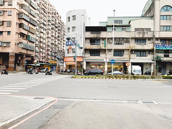 新北市樹林區豐林街、大安路口因有分隔島擋住，民眾若想從豐林街直行，必須先右轉再迴轉，引發民怨。交通局承諾8月中退縮分隔島，還民眾安全的交通環境。 （張睿廷攝）