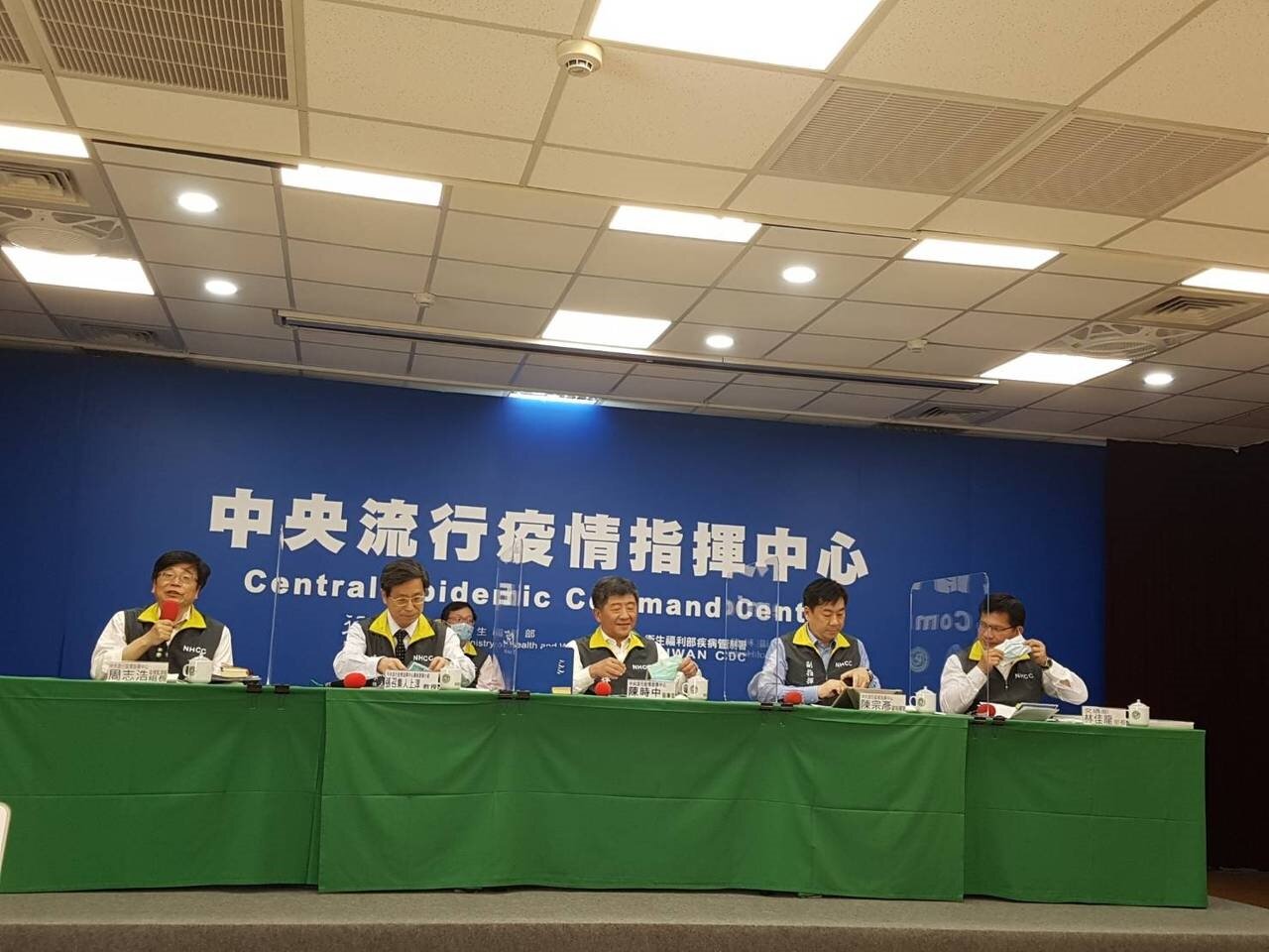 中央流行疫情指揮中心5月13日記者會,第一排左到右中央流行疫情指揮中心疫情監測組組長周志浩、專家諮詢小組召集人張上淳、指揮官陳時中、副指揮官陳宗彥、交通部部長林佳龍;第二排為指揮中心發言人莊人祥。記者楊雅棠/攝影