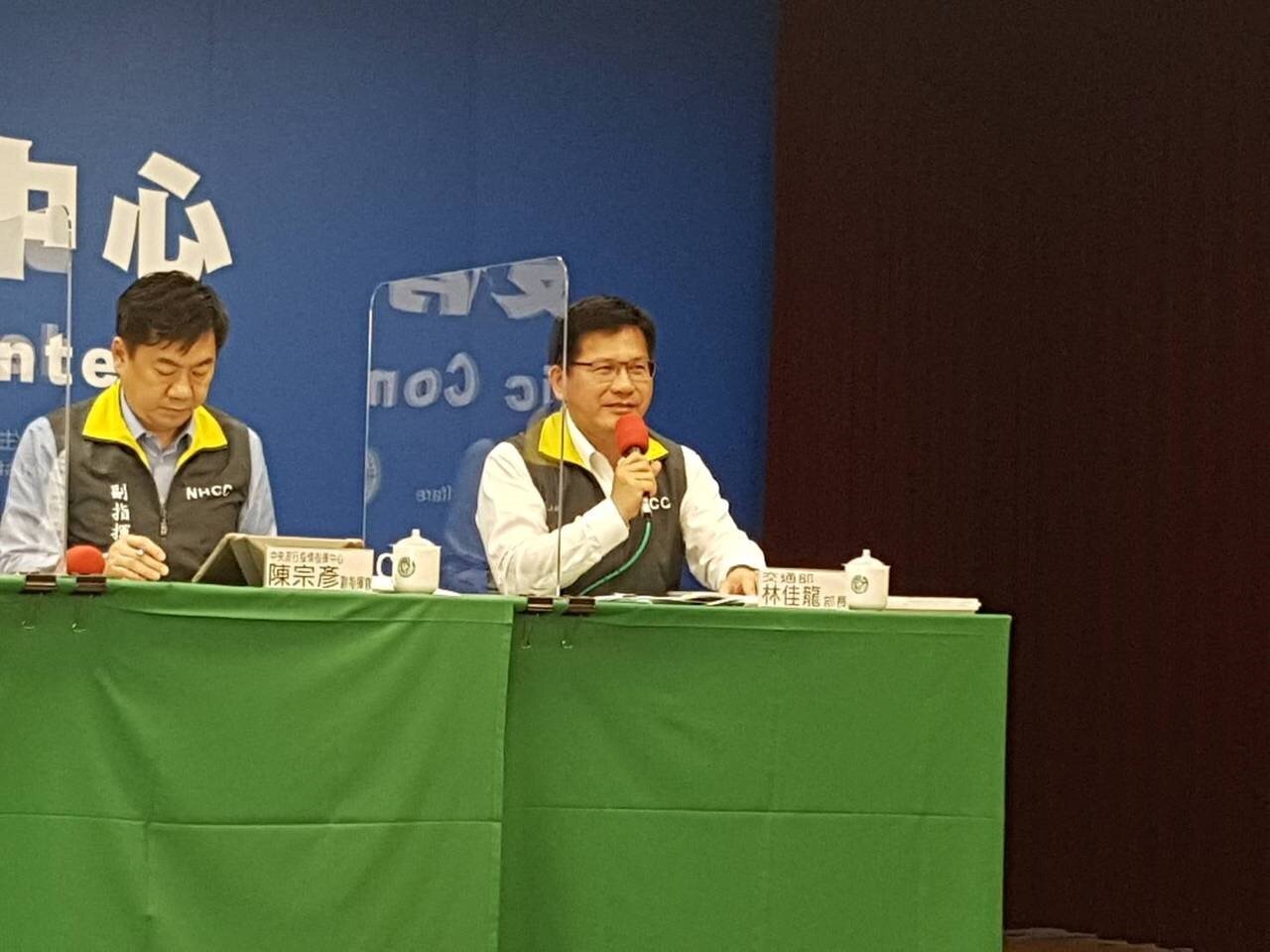 交通部部長林佳龍今出席指揮中心記者會表示,在指揮中心協助下,交通部將醫護人員納入防疫旅宿適用對象。記者楊雅棠/攝影