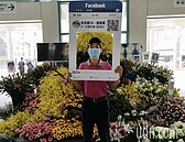 花卉裝置藝術像「告別式」　民眾拍照毛毛的