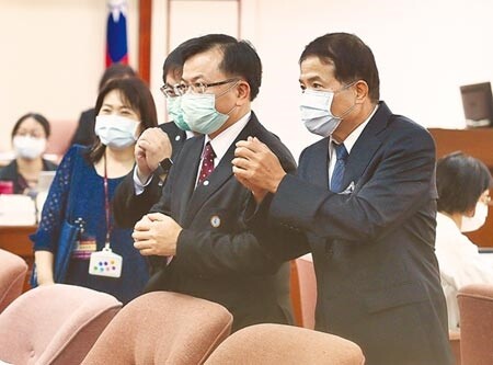 立法院13日聯席審查NCC委員被提名人資格,主委被提名人陳耀祥(中)、副主委被提名人翁柏宗(右)在開會前拱手向立委致意。(姚志平攝)
