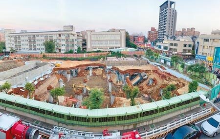 平鎮文化公園停車場工程上月底崩塌，導致1女工身亡，桃園市交通局初步調查報告指出，計算有誤是關鍵原因。（蔡依珍攝）