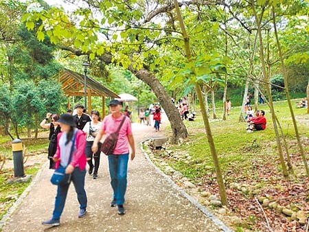 
新冠肺炎爆發4個月來，民眾不敢外出旅遊，隨著疫情減緩，民眾迫不及待想要鬆口氣。雲林縣政府將配合中央防疫旅遊推出「縣內旅遊」，圖為雲林縣古坑鄉荷苞山桐花公園4月間的美景。（本報資料照片）
 