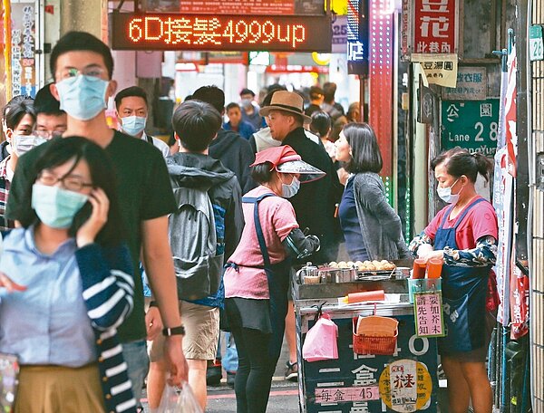 勞動部十萬元「勞工紓困貸款」名額確定會再加碼，行政院今宣布再加碼50萬人，總計提供100萬名額。示意圖，非新聞當事人。 報系資料照／記者曾原信攝影