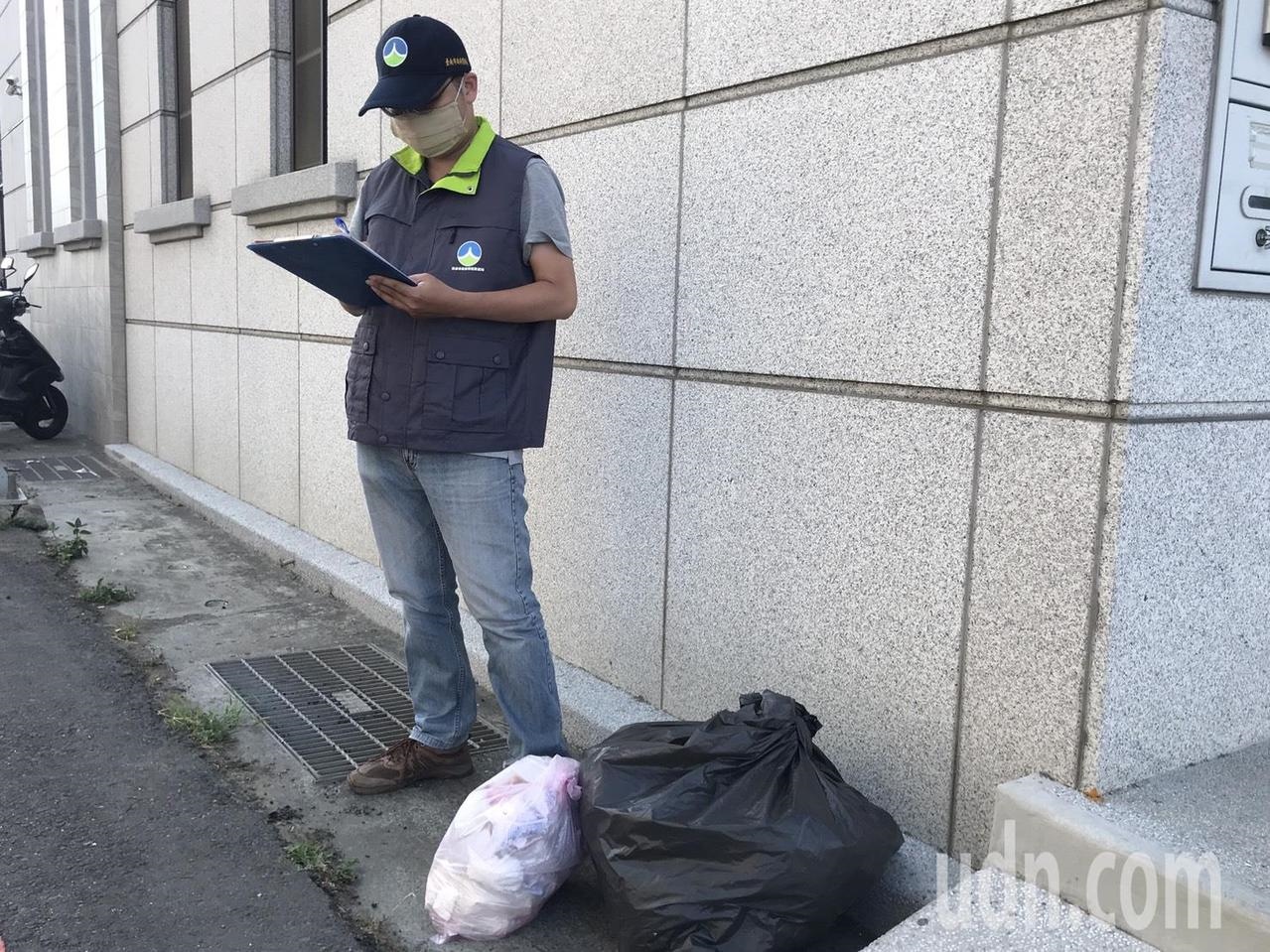 台南執行垃圾不落地大取締，1個月內告發125件。記者鄭惠仁／攝影