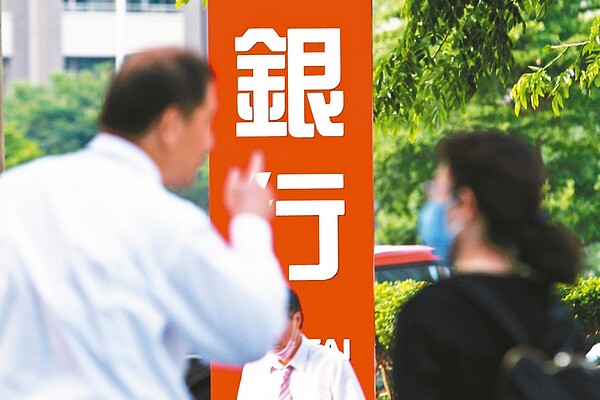 行政院昨舉行紓困記者會「最終場」,宣布十萬元的勞工紓困貸款加碼五十萬個申請名額。 記者蘇健忠/攝影