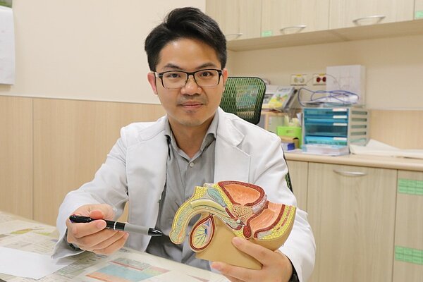 亞洲大學附屬醫院男性性功能中心主任邱鴻傑指出,微創包皮槍環切術治療,不僅術後傷口疼痛少,且一周時間即復原。圖/亞洲大學附屬醫院提供