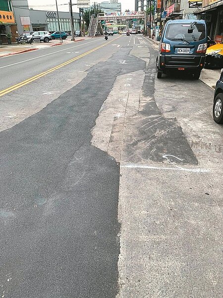 北市南港路二段一處馬路,107年鋪好,才過一年即遭亂挖補。圖/議員游淑慧提供