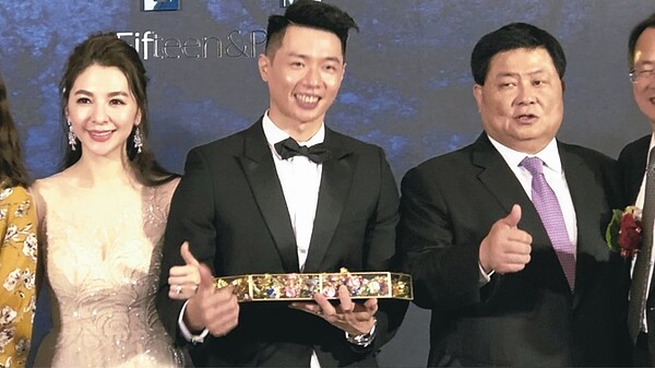 鎮瀾宮董事長顏清標(右)與次子顏仁賢(中)夫婦合影,昨兒子捐肝救父。 圖/ 讀者提供