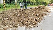 基隆大街濫倒20噸廢土　騎士險摔車