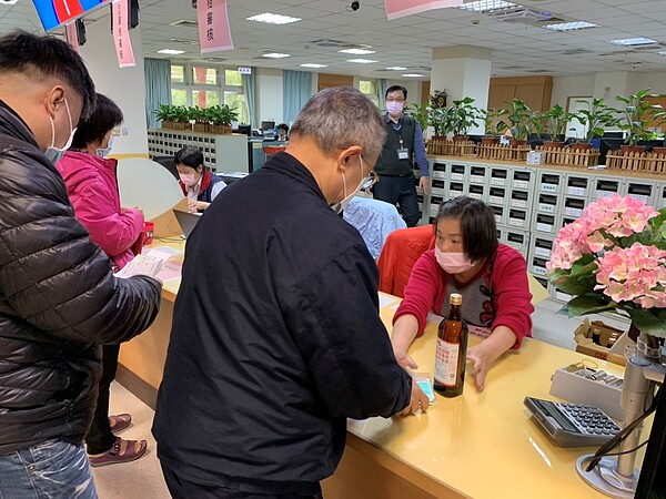 新北市個人計程車行運將領購酒精售完為止。圖／新北市交通局提供