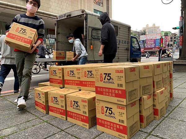 交通局並透過交通部向臺酒公司購買6000瓶600ml的75%防疫酒精。圖／新北市交通局提供