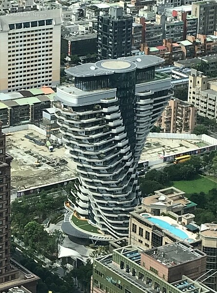 陶朱隱園共21層樓高,每層樓選轉4.5度,被稱為「旋轉豪宅」。好房網News記者李彥穎攝