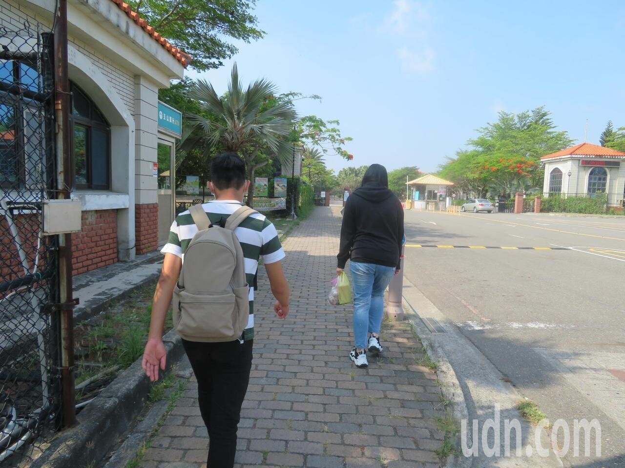 嘉義縣稻江科技暨管理學院停辦,上午各系所通知學生到校開說明會,教師說明轉銜安置就學。記者魯永明/攝影