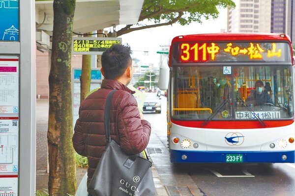 新冠肺炎疫情影響經濟發展，台北市政府挺市場度難關，延長短期紓困措施3個月，其中包括補貼公車每輛每月補助8000元。（本報資料照片）