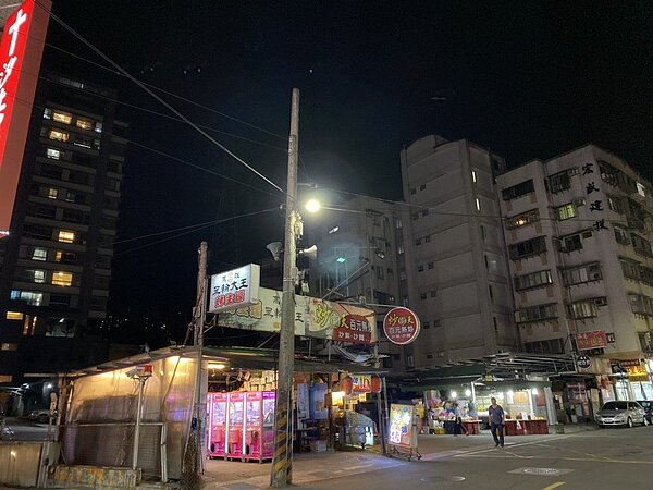 郭姓男子陳屍新北市汐止區一棟住宅大樓水塔內,11天後才被發現,警方研判他跳進水塔溺斃。記者李奕昕/翻攝