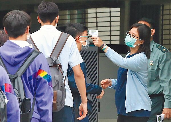 不少人在外走動後要進入室內，一量額溫容易超過攝氏37.5度，只能在外罰站，等體溫下降。（中時電子報資料照片）
