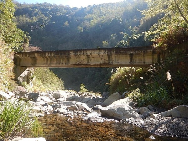 苗栗縣南庄鄉鹿湖部落301農路比林溪橋主梁破損嚴重,即日起封橋。圖/苗栗縣政府提供