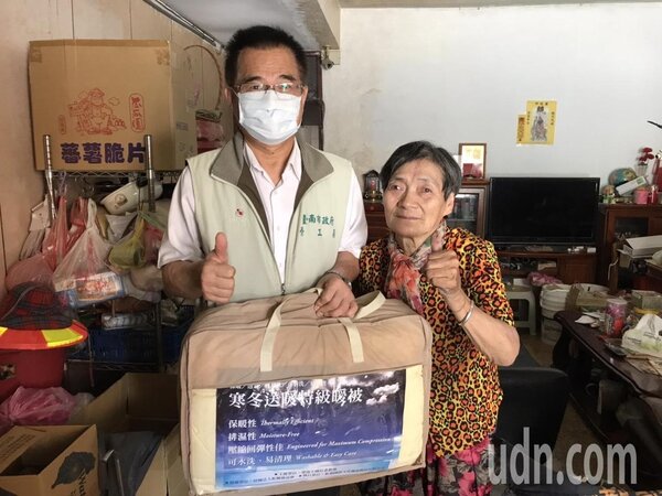 台南市勞工局長王鑫基（左）為視障阿媽加油。圖／勞工局提供
