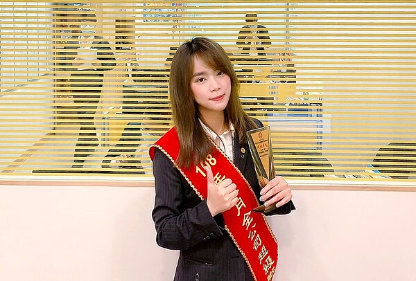 永慶房屋經紀人王郁嘉以自己為例,鼓勵社會新鮮人「找到對的工作」,才能在職場上走得更遠。 。圖/永慶房產集團提供