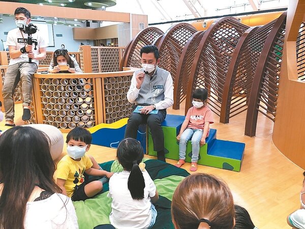 新竹市三區親子館重新開館，湧入許多親子家庭，在半小時內就達八成滿。 圖／新竹市政府提供