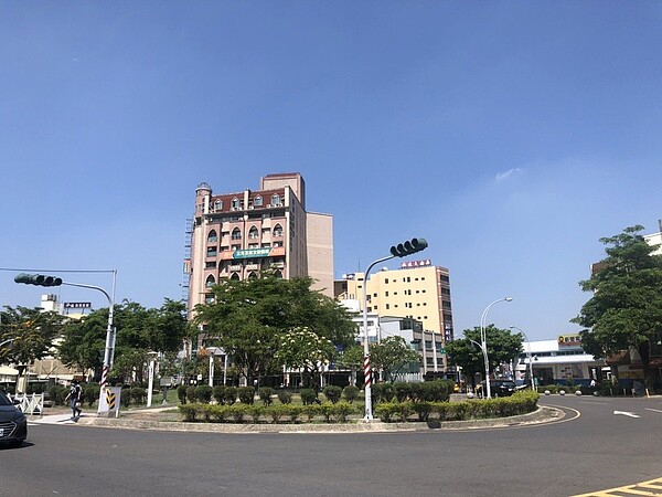 台南市新營區火車站圓環周邊道路，將進行為期兩周的路平專案。圖／新營區公所提供